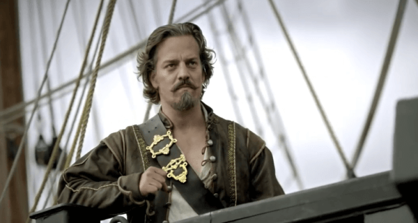 L'acteur québécois jouant le rôle de Samuel de Champlain à bord d'un bateau.