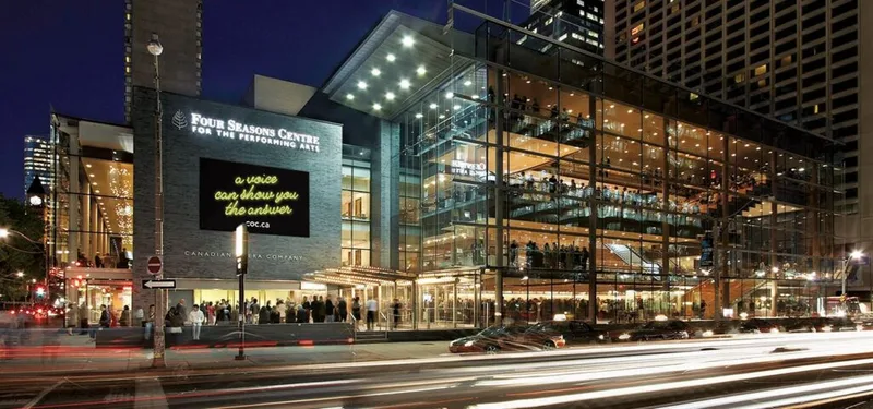Vue extérieure de nuit de l'édifice Four Seasons Centre for the Performing Arts de Toronto.